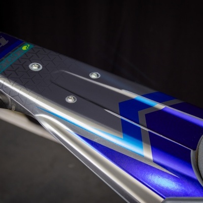 Superfície metálica com padrões geométricos e texto em inglês