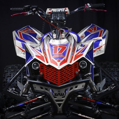 Quadriciclo desportivo azul, branco e vermelho com número 17