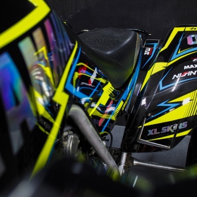 Kart preto com números e marcas coloridas em azul, amarelo e branco