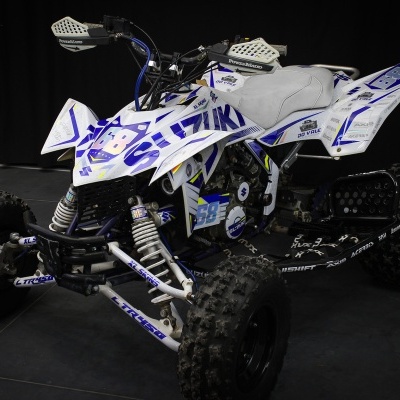 Quadro azul e branco todo terreno com texto 'QUAD' e 'EXTREME'