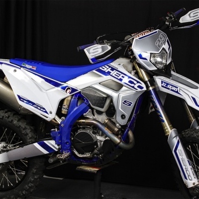 Motocross Sherco 250 azul e branco com escapamento Akrapovic e número 29