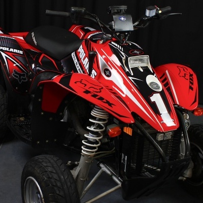 Quad Polaris Trail Blazer vermelho e preto com logótipos POLARIS e FOX e suspensão branca