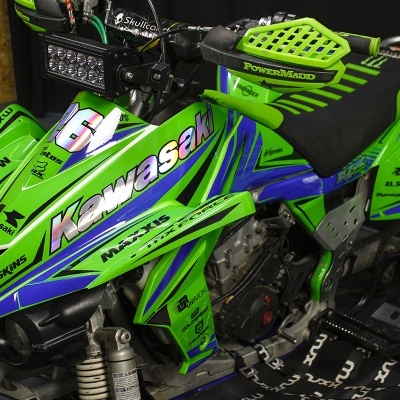 Quad Kawasaki verde e azul com autocolantes