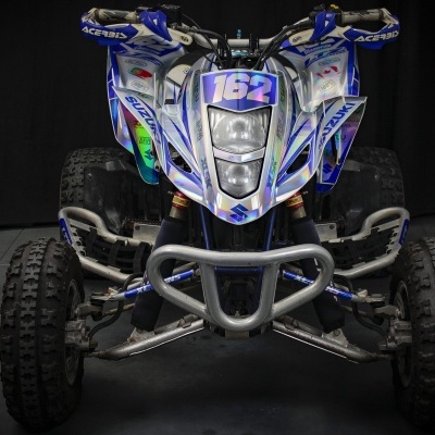 Quadriciclo desportivo azul e branco com número 162