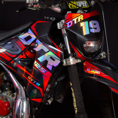 Motocross preta e vermelha com números e letras DTR 19 na frente