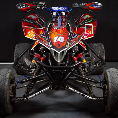 Quadriciclo desportivo vermelho e preto com número 14 e texto RENTHAL no guiador