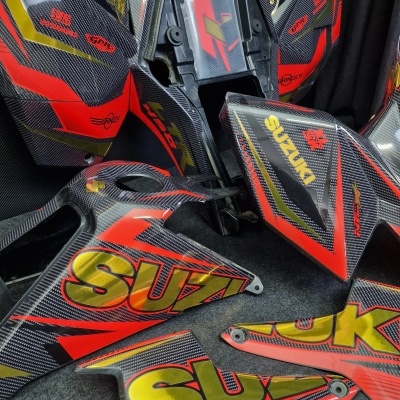 Peças de carenagem para motocicleta preto com vermelho e amarelo