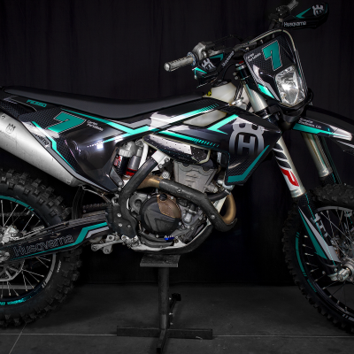 Motocross Husqvarna FE350 preto e verde com número 7 em fundo escuro