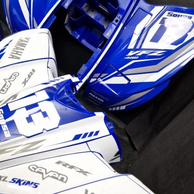 Kit de carenagens azuis e brancas para motocicleta Yamaha com vários logótipos