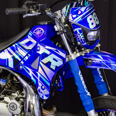 Motocross Yamaha azul metalizado com padrões geométricos e números 88 no para-brisas