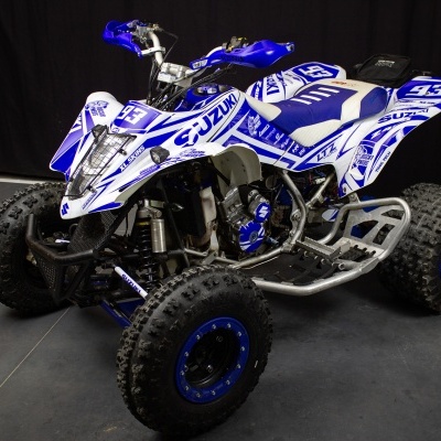 Quad Suzuki azul e branco com pneus grandes e autocolantes com número 43