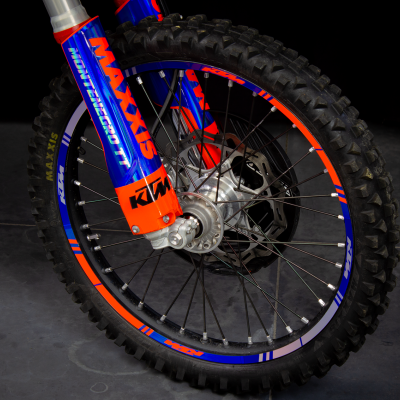 Roda dianteira de mota KTM com pneus Maxxis
