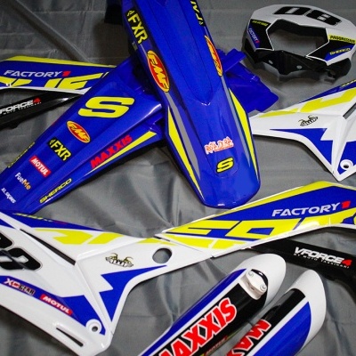 Peças de carenagem para mota off-road em azul, branco, amarelo e preto com várias marcas e números 08
