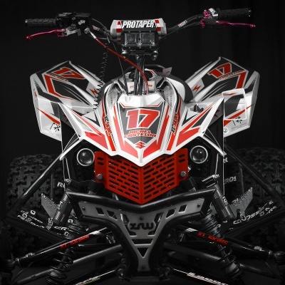 Quad todo-o-terreno branco, vermelho e preto com número 17 e texto PROTAPER no guiador