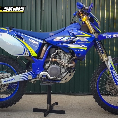 Motocross Yamaha 250F azul com detalhes amarelos e brancos