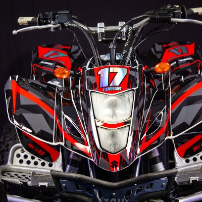 Quad preto e vermelho com farol dianteiro e indicadores laranja