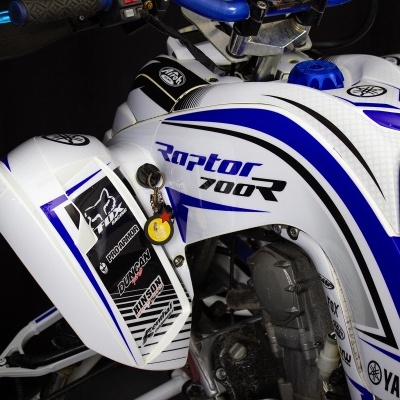 Quad Yamaha Raptor 700R branco e azul com detalhes gráficos