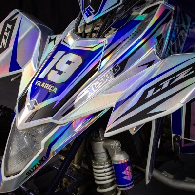 Quadriciclo desportivo prateado com número 19 e nome VLARICA