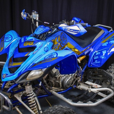 Quad azul Yamaha com design amarelo e preto e pneus largos