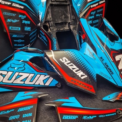 Conjunto de peças de carenagem Suzuki azul, preto, vermelho e branco com vários logótipos e textos visíveis
