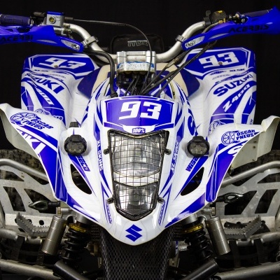 Quad Suzuki branco e azul com número 93 e guarda-mãos azuis