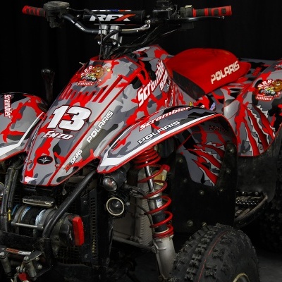 Quad Polaris Scrambler 500 com camuflado vermelho e cinza e assento vermelho