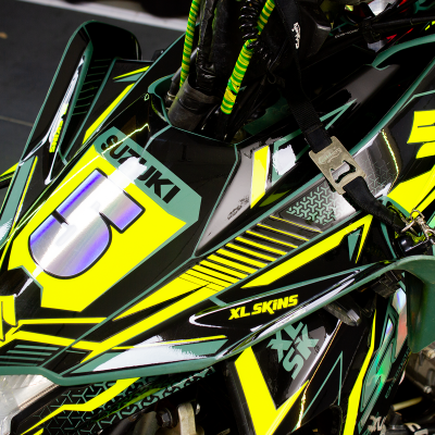 Quad Suzuki com decoração amarela, preta e verde, número 5 holográfico e cabos verdes e amarelos