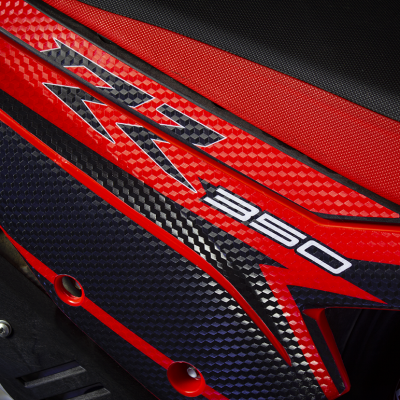 Painel lateral vermelho e preto de mota com texto RR 350
