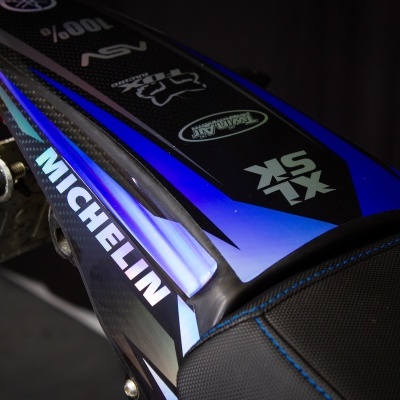 Assento de moto com adesivos bleu e preto