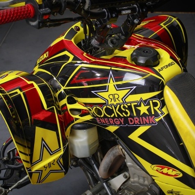 quad amarelo, vermelho e preto com logo Rockstar Energy Drink e punhos vermelhos