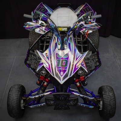 Quadriciclo desportivo branco com detalhes coloridos e número 10 em fundo negro