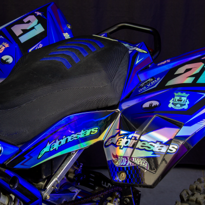 Mota azul com número 21 e texto Alpinestars na carenagem