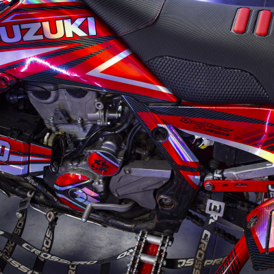 Mota Suzuki vermelha e preta com número 420 e assento texturizado