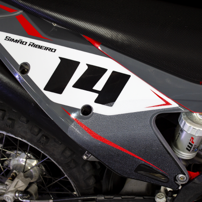 Parte lateral de mota competição com número 14 e nome Simão Ribeiro