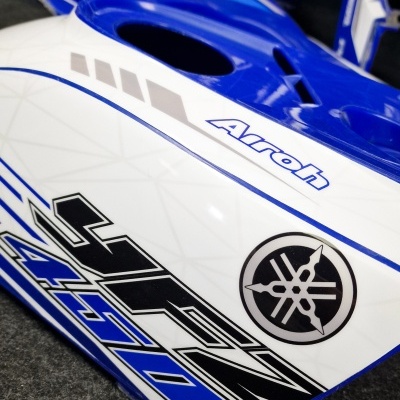 Proteção azul e branca para mota com texto YFZ 450 e logotipo Yamaha