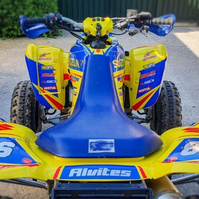 Quad Suzuki azul e amarelo com logos e números 896