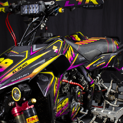 Quadro Suzuki desportivo colorido em preto, amarelo, roxo e rosa com etiquetas e números