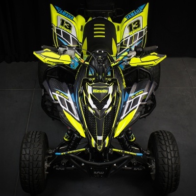 Quadriciclo preto com detalhes amarelo neon e azul visto de frente