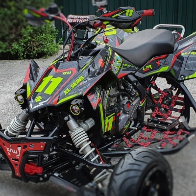 Kart de corrida preto, vermelho e amarelo com número 11 e texto XL-SKINS