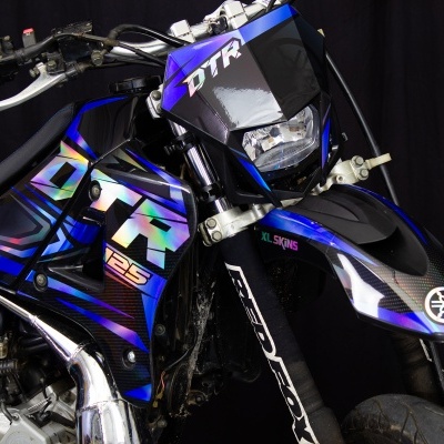 Motociclo DTR 125 preto e azul com logotipo Yamaha e luz dianteira