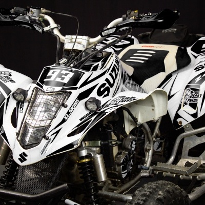 Quad bike branco e preto com número 93 e logotipo SUZUKI