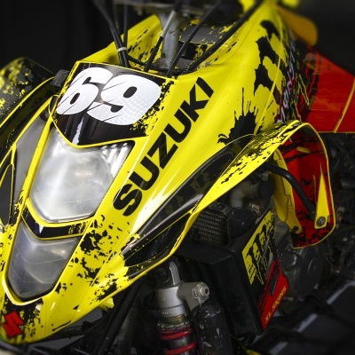 Veículo todo o terreno Suzuki amarelo com número 69