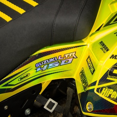 Assento preto e lateral amarela de mota Suzuki LTR 450 com autocolantes