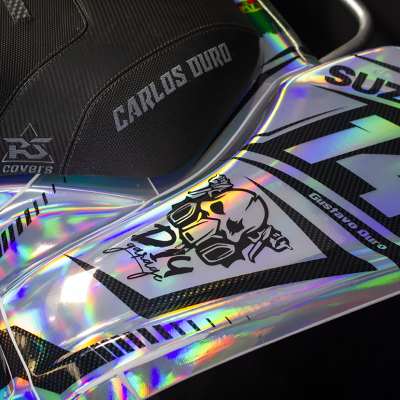 Mota com pintura holográfica e assento preto com textos e logos.