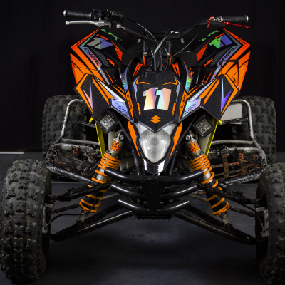 Quadriciclo desportivo preto e laranja com número 11