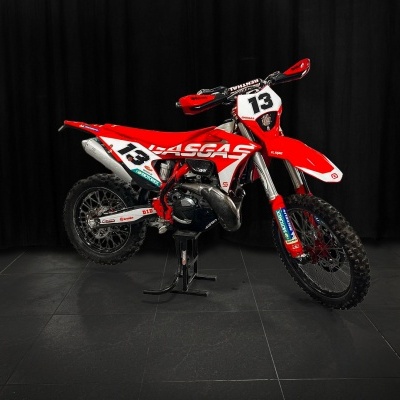 Moto de motocross vermelha com número 13 e marca GASGAS