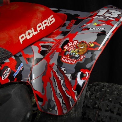 Quad todo-o-terreno Polaris com pintura camuflada e assento vermelho
