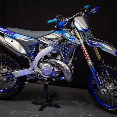 Motocross azul e prateado com pneus cravados e assento preto