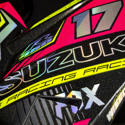 Carenagem preta e colorida com textos Suzuki, Racing Racing e 17 em mota