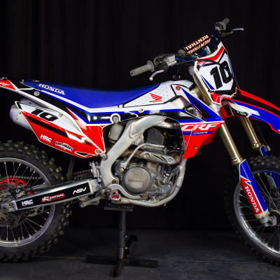 Motocross Honda CRF 250R azul, branco e vermelho com autocolantes e número 10